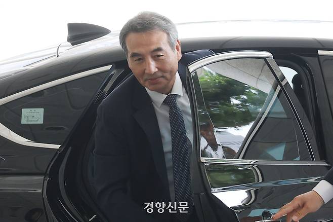 김건희 여사 의혹 관련 수사를 맡은 민중기 특별검사가 18일 서울 서초구 서울고등검찰청에서 박세현 검사장과 면담을 하기 위해 들어서고 있다. 한수빈 기자