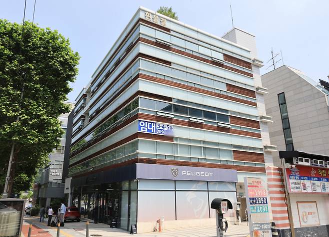 순직해병 수사방해 의혹 사건을 수사할 이명현 특별검사가 특검 사무실로 사용할 것으로 알려진 서울 서초동 흰물결빌딩. 이 특검은 18일 서울 서초구에 있는 변호사 사무실 앞에서 기자들과 만나 “흰물결빌딩으로 정했다”며 “가계약을 한 상태”라고 밝혔다. 연합뉴스