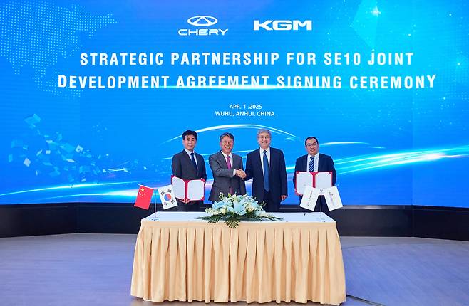 지난 4월 1일 중국 안후이성 우후시에서 열린 중·대형급 스포츠유틸리티차(SUV) 공동 개발 협약식에서 왼쪽부터 황기영 KGM 대표이사와 곽재선 KGM 회장, 인퉁웨 체리그룹 회장, 장귀빙 사장이 기념사진을 찍고 있다. 연합뉴스