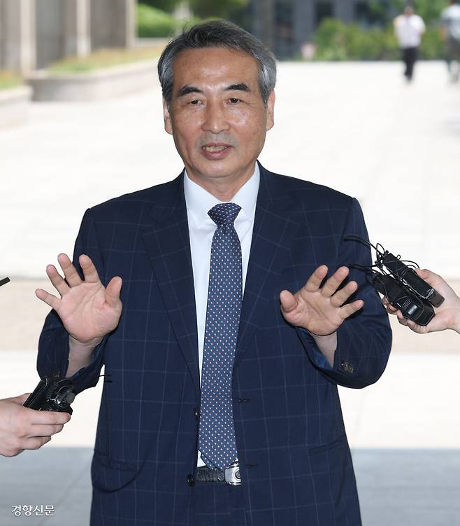 민중기 특검 ‘도이치 주가조작 의혹 재조사 지휘’ 서울고검장 면담 김건희 여사의 의혹을 수사할 민중기 특별검사가 18일 박세현 고검장과 면담하기 위해 서울고검으로 들어서며 취재진 질문을 받고 있다. 한수빈 기자