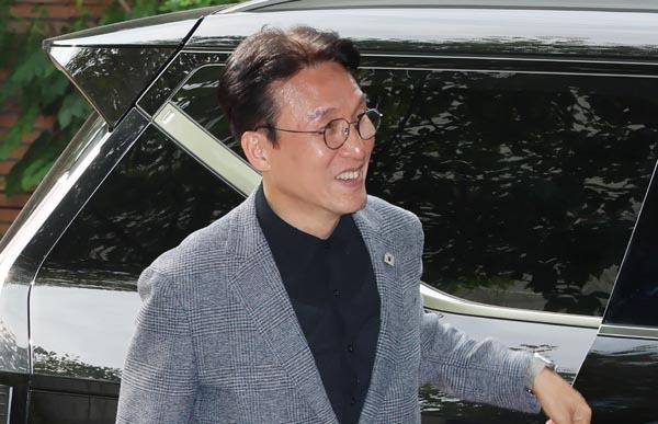 김민석 국무총리 후보자가 18일 서울 종로구 금융감독연수원에 있는 청문회 준비단 사무실로 출근하고 있다. 연합뉴스