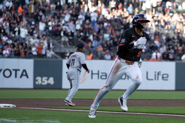 샌프란시스코 자이언츠 이정후가 18일(한국시간) 홈인 오라클 파크에서 열린 클리블랜드 가디언스와의 경기 1회에 볼넷으로 출루한 뒤 후속타자의 안타 때 홈으로 쇄도하고 있다. D. Ross Cameron-Imagn Images연합뉴스