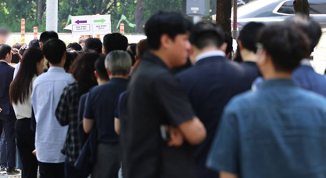 Office workers wait during their lunch break to vote at a polling station in Yeongdeungpo-gu, Seoul, on May 29, the first day of early voting for the 21st presidential election. (Yonhap)