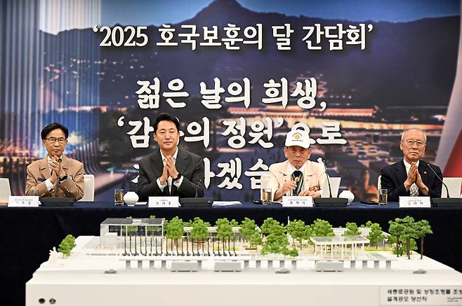 Seoul Mayor Oh Se-hoon (second from left) meets with veterans' groups representatives during a roundtable meeting hosted by the city government in commemoration of Patriots and Veterans Month at Seoul City Hall on Wednesday. (Seoul Metropolitan Government)