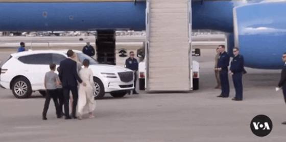 도널드 트럼프 미국 대통령 당선인의 취임을 이틀 앞둔 지난 1월 18일(현지시간) 워싱턴DC행 공군기 'C-32'에 탑승하기 위해 미국 플로리다주 팜비치 국제공항에 도착한 트럼프의 가족들. 그 옆에는 현대자동차 제네시스 브랜드의 대형 스포츠유틸리티차(SUV) 'GV80'이 주차돼 있다. 스크린 캡쳐.