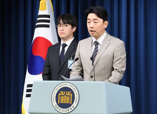 강훈식 대통령비서실장이 15일 서울 용산 대통령실에서 인선 발표를 하고 있다. 왼쪽은 하정우 AI미래기획수석. 연합뉴스