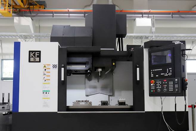 K-CNC 시스템을 탑재한 공작기계. 한국기계연구원