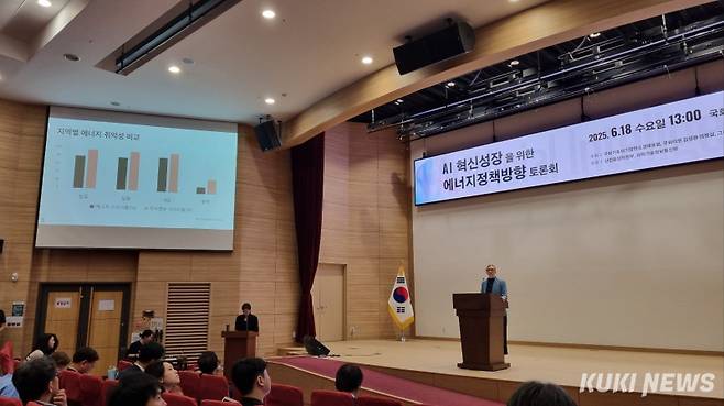 다르시 드라우트 베하레스 존스홉킨스대 탄소중립산업정책연구소 연구원이 18일 오후 국회의원회관 대회의실에서 열린 ‘AI 혁신성장을 위한 에너지정책방향 토론회’에서 ‘반도체 산업경쟁력 제고와 에너지정책’에 대해 발표하고 있다. 김재민 기자&nbsp;