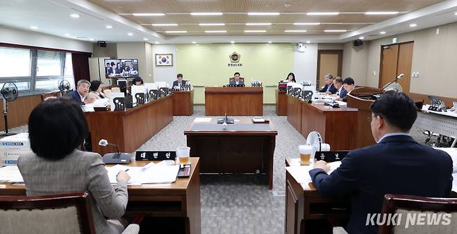 충남도의회 행정문화위원회는 18일 열린 제359회 정례회 제3차 회의에서 공보관, 대변인, 문화체육관광국 소관 조례안과 2024 회계연도 결산안을 심사했다.&nbsp;