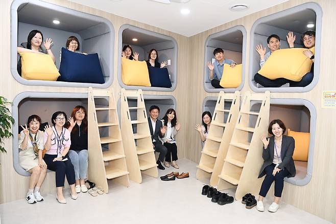 조용익 경기 부천시장과 직원들이 원종동에 새롭게 개소한 ‘오정청년공간’을 이용해 보고 있다. 부천시 제공