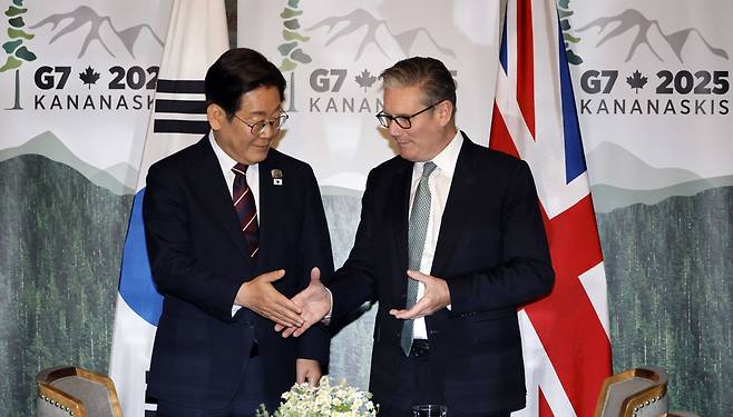 이재명 대통령이 17일(현지시간) 캐나다 앨버타주 캐내내스키스 주요 7개국(G7) 정상회의장에서 키어 스타머 영국 총리와 한영 정상회담 전 악수하고 있다. 연합뉴스