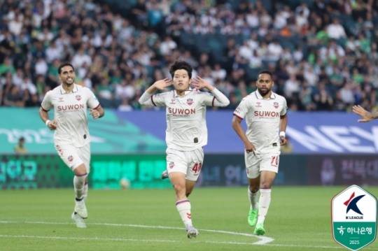 선두 전북을 상대로 K리그1 데뷔골 맛을 본 수원FC 김도윤(가운데). / 한국프로축구연맹 제공