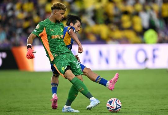 울산 고승범과 공을 다투는 마멜로디 골키퍼 론웬 윌리엄스(왼쪽). 사진[AFP=연합뉴스]