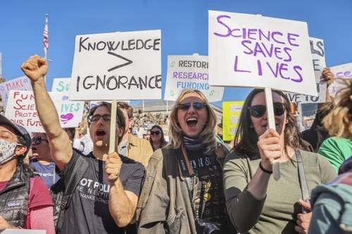 지난 3월 7일 미국 샌프란시스코에서 도널드 트럼프 행정부의 과학연구 지원 축소 정책에 항의하는 과학자들이 시위하는 모습. [AP = 연합뉴스]