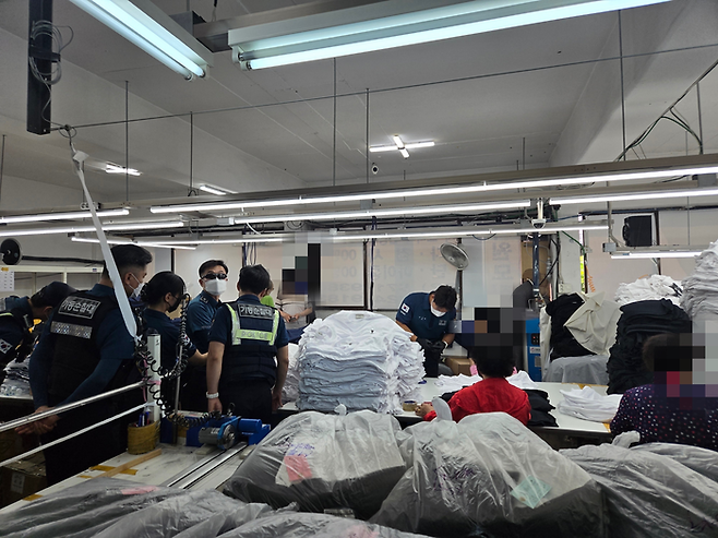 지난 9일 경찰이 서울 중랑구 소재 가품 제조 공장 현장을 단속하고 있다. [사진=서울경찰청 제공]