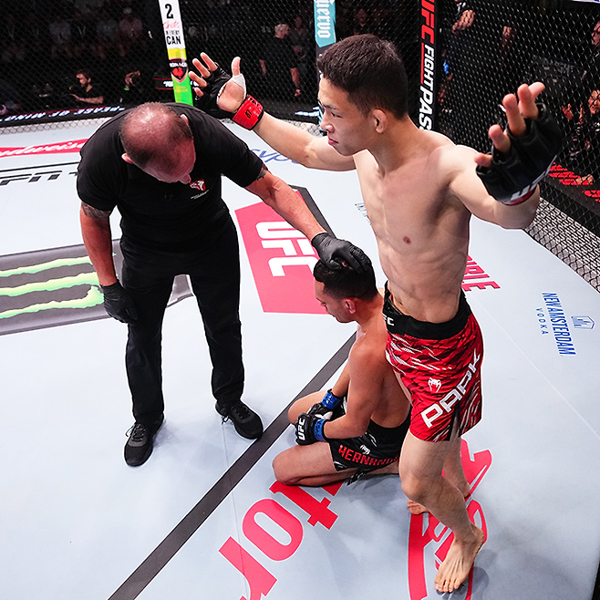 Road to UFC 시즌1 우승자 박현성이 2025년 5월 미국 네바다주 엔터프라이즈 UFC on ESPN+ 114 제2경기 시작 2분 26초 만에 맨손조르기로 제1회 국제종합격투기연맹 세계선수권대회 금메달리스트 카를로스 에르난데스를 제압한 후 자신만만해하고 있다. 사진=TKO