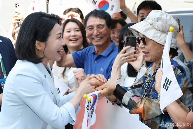 [캘거리=뉴시스] 최진석 기자 = 이재명 대통령 부인 김혜경 여사가 17일(현지 시간) 캐나다 앨버타주 캘거리 한인회관에서 열린 캐나다 서부 동포사회와의 대화를 나누기 전 동포들과 인사하고 있다. 2025.06.18. myjs@newsis.com /사진=