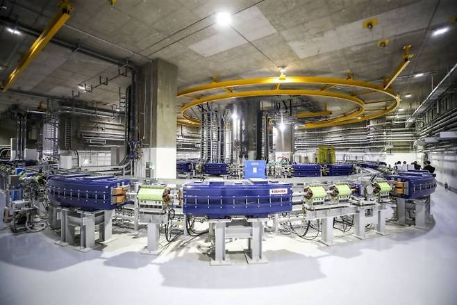 [서울=뉴시스] 정병혁 기자 = 12일 서울 서대문구 연세암병원 중입자치료센터 개소식에서 의료진이 참석자들에게 가속기 시스템에 대한 설명을 하고 있다. 2023.06.12.