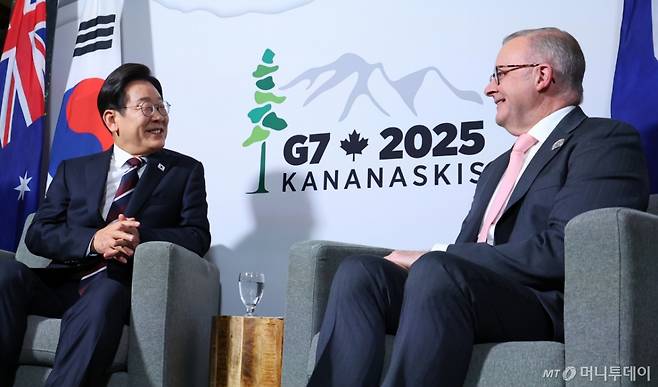 [캘거리=뉴시스] 최진석 기자 = 주요 7개국(G7) 정상회의 참석차 캐나다를 방문한 이재명 대통령이 16일(현지 시간) 캘거리 한 호텔에서 앤서니 앨버니지 호주 총리와 한-호주 정상회담을 하고 있다. 2025.06.17. myjs@newsis.com /사진=최진석
