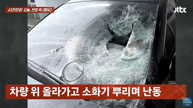 경기 성남시 한 오피스텔에서 흉기를 든 남성이 주차된 차량을 파손하는 모습의 CCTV 영상이 공개됐다. /사진=JTBC '사건반장' 캡처