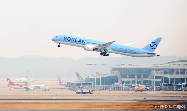 대한항공 새 CI 적용 항공기 KE703이 지난 3월 12일 인천국제공항에서 이륙하고 있다./사진= 뉴시스