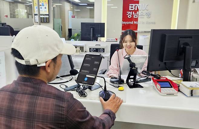 AI(인공지능) 실시간 통·번역 서비스를 제공하는 '외국인 고객 전용 창구' 모습./사진제공=BNK경남은행