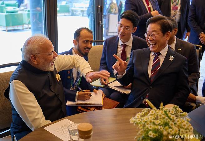 [카나나스키스(캐나다)=뉴시스] \이재명 대통령이 17일(현지 시간) 캐나다 앨버타주 카나나스키스 주요 7개국(G7) 정상회의장에서 나렌드라 모디 인도 총리와 한-인도 정상회담을 하고 있다. (공동취재) 2025.06.18. \