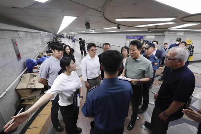 오세훈 서울시장이 18일 서울 중구 서울역 지하에서 시민안전을 위한 안전점검을 하고 있다./사진=뉴시스