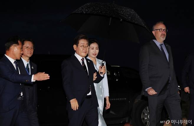 [캘거리=뉴시스]  주요 7개국(G7) 정상회의 참석을 마친 이재명 대통령과 부인 김혜경 여사가 17일(현지 시간) 캐나다 앨버타주 캘거리국제공항에 도착해 공군 1호기로 향하고 있다. 2025.06.18.