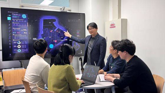 ETRI 연구진이 개발한 디지털트윈 기반 상수관망 관제시스템 관련으로 회의하는 모습/사진=ETRI