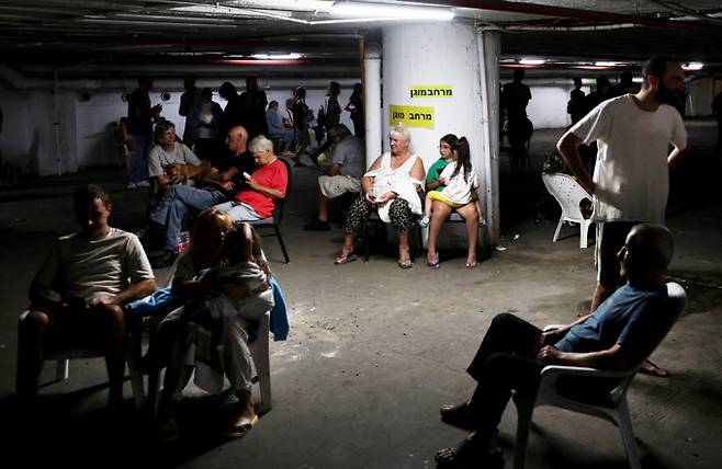 이란이 이스라엘에 추가 미사일을 발사했다. 사진은 지난 17일(현지시각) 이란이 이스라엘 텔아비브 지역에 미사일 발사해 이스라엘 국민들이 방공호에 대피한 모습. /사진=로이터