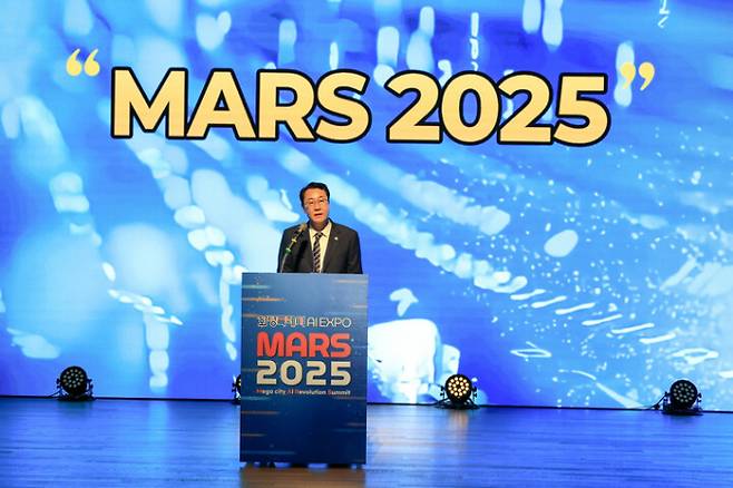 정명근 화성특례시장이 오전 10시 코엑스 컨퍼런스룸 401호에서 열린 ‘MARS 2025’ 개회식에서 환영사를 하고 있다. /사진제공=화성특례시
