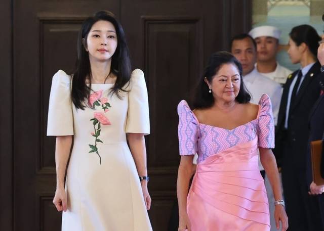 윤석열 전 대통령과 함께 필리핀을 국빈 방문한 김건희 여사가 지난해 10월 필리핀 마닐라 말라카냥 대통령궁에서 열린 공식환영식에 페르디난드 마르코스 필리핀 대통령의 부인 루이즈 아라네타 여사와 함께 입장하고 있다. 연합뉴스