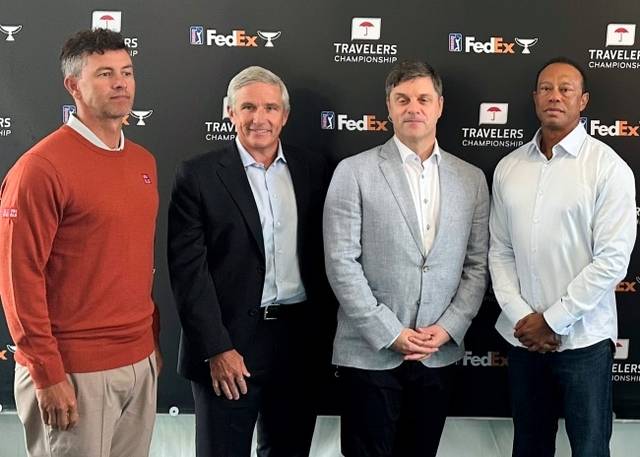 PGA투어는 17일(한국시간) 브라이언 롤랩 최고경영자(CEO)의 부임을 발표했다. 사진은트래블러스 챔피언십이 열리는 코네티컷주 크롬웰의 TPC 리버 하이랜즈에서 취재진을 만난 애덤 스콧(왼쪽부터)과 제이 모너핸 PGA투어 커미셔너, 롤랩 CEO, 타이거 우즈의 모습. AP뉴시스