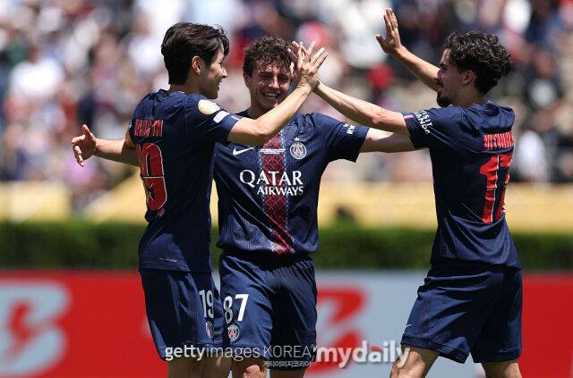 득점을 기록한 뒤 기뻐하는 PSG 선수단. /게티이미지코리아