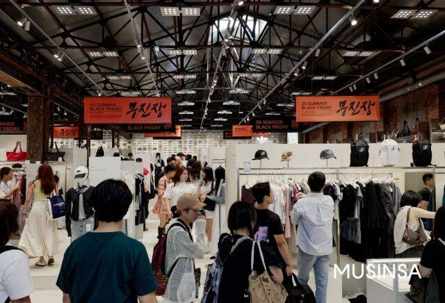 지난 14일 ‘무진장 2025 여름 블랙프라이데이’가 시작된 무신사 스토어 성수@대림창고에서 고객들이 쇼핑을 하고 있다. /무신사