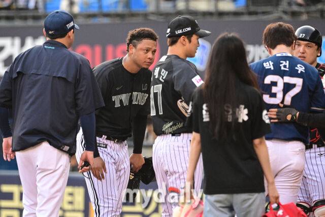 2025년 6월 17일 오후 서울 잠실구장에서 진행된 '2025 신한 SOL뱅크 KBO 리그' NC 다이노스와 LG 트윈스의 경기.LG 선발투수 에르난데스가 2회초 1사 1루서 NC 박건우에게 헤드샷을 던진 뒤 모자를 벗고 사과하고 있다./마이데일리
