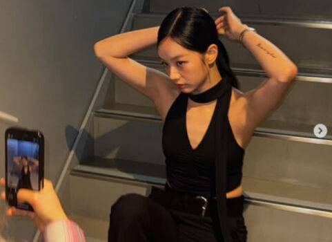 배우 혜리가 계단에 앉아 사진을 촬영하고 있다. / 혜리 개인 인스타그램