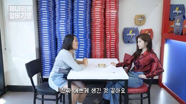 코미디언 이수지(왼쪽)가 유인나의 미모에 대해 말하고 있다./유튜브 핫이슈지 캡처