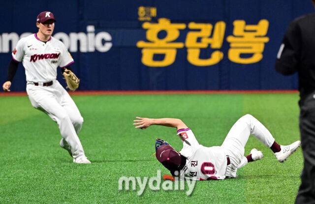 2025년 6월 18일 오후 서울 고척스카이돔에서 열린 '2025 신한 SOL뱅크 KBO 리그' SSG 랜더스와 키움 히어로즈의 경기. 키움 유격수 오선진이 8회초 1사 2루서 SSG 한유섬의 타구를 잡고 있다./고척=유진형 기자 zolong@mydaily.co.kr