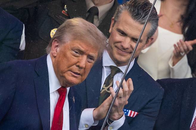 도널드 트럼프(왼쪽) 미국 대통령과 피트 헤그세스 미 국방장관의 모습. [로이터]