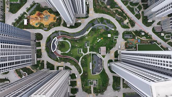 경기도 광명시 철산동에 소재한 철산자이 더 헤리티지 내부 조경 모습. 이건욱 PD