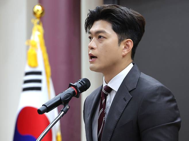 김용태 국민의힘 비상대책위원장이 18일 국회 의원회관에서 열린 ‘군 공항 이전사업’ 국정과제 채택을 위한 국회 정책세미나에 참석해 축사를 하고 있다. [연합]