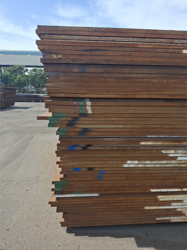 인천항 보세구역에 적재돼 있는 중국산 후판 인천=김성우 기자