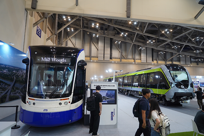 18일 현대로템 부스에 전시된 해외수출 철도차량들 [현대로템 제공]