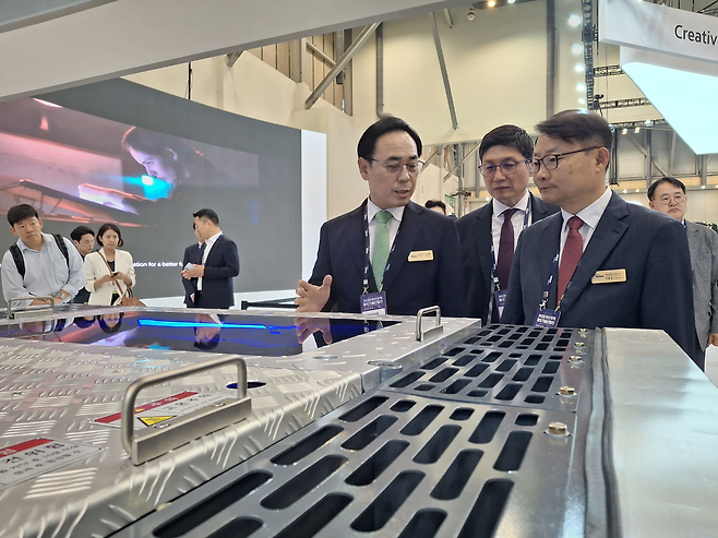 이용배(사진 가운데) 현대로템 사장이 임원진으로부터 수소연료전지 모듈에 대한 소개를 듣고 있다. [부산=김성우 기자]