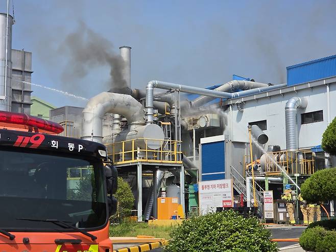 18일 오후 2시 26분쯤 부산 금정구 동일고무벨트 부산공장에서 불이 나 소방이 진화에 나서고 있다. [부산소방재난본부 제공]
