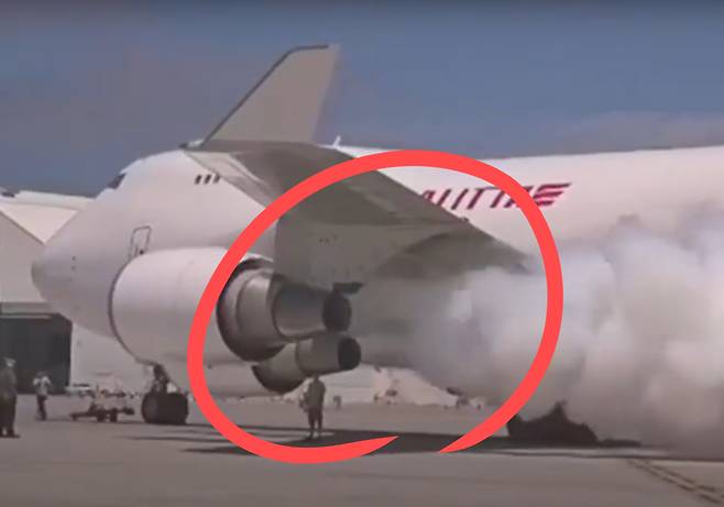 출발을 앞둔 비행기 엔진에서 연기가 뿜어져 나오고 있다.[X(구 트위터) 갈무리]