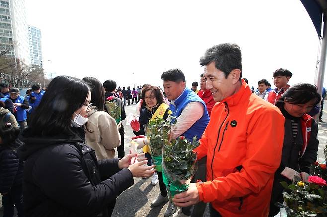 지난 2018년 효자동 형산 강변에서 개최한 ‘시민과 함께 하는 장미 식재 행사’. [포항시 제공]