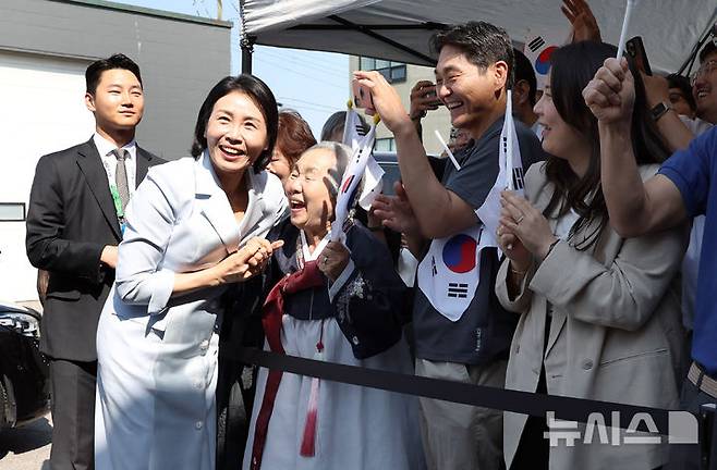 [캘거리=뉴시스] 최진석 기자 = 이재명 대통령 부인 김혜경 여사가 17일(현지 시간) 캐나다 앨버타주 캘거리 한인회관에서 열린 캐나다 서부 동포사회와의 대화를 나누기 전 동포들과 인사를 하고 있다. 2025.06.18. myjs@newsis.com